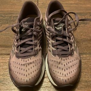 SOLD 🔴 
Saucony kids running shoes